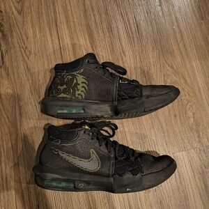 Nike Men's Black and Green Sneakers